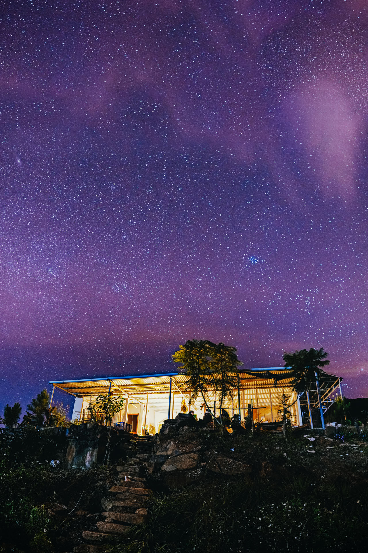 Hóa ra mình không thể chụp ảnh đẹp hơn chỉ bằng cách ngồi ở nhà đọc sách và xem video cách người ta chụp ảnh.